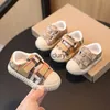 Sneakers 2023 Spring New Childrens Buty Baby Canvas Boys Baotou Sofe Sole Walking Girls H240506
