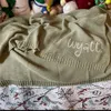 Aangepaste geborduurde naam kinderwagen deken geboren baby cadeau zacht ademende katoenen geknitte dekens voor kinderen 240417