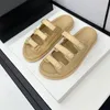 Sandals designer di alta qualità estate vera pelle da donna in pelle vera scarpe da spiaggia casual scarpe piattaforma piatta da donna piatta da donna lussuosa altra punta gancia roma metallica