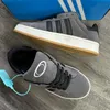 Klassische graue Männer und Frauen Sneakers Stilvolle Skateschuhe kombinieren perfekt mit komfortablen Materials Schuhe.
