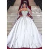 Sweetheart -jurken Ball glamoureuze mouwloze glanzende bruiloftsaanvragers gedrapeerde kralen Backless Court Custom Made Bridal Gown Vestidos de novia