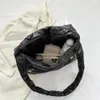 Bolsa de bolsas para hinchar para mujeres de invierno bolsos de hombro acolchado de algodón acolchado bolso de bolso plisado comprador mensajero 2023 240423
