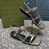 Sandales de créateur Femmes talons chaussures de sandale orteil de la cheville à la cheville sandale plate sandale argenté en métal haut à talons de luxe à talons de luxe en cuir de luxe