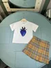 Popularna sukienka dla dziewcząt garnitury dla niemowląt dresy letni dzieci designerskie ubrania rozmiar 100-160 cm niebieski truskawkowy wzór drukujący i spódnica 24 kwietnia
