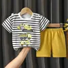 Kleidungsstücke 100% weiche Baumwollstreifen Kurzschlämte T-Shirt+Shorts 2-teilige Sommer-Jungen-Cartoon-Auto Pyjama Casual Clothet Anzug 0-6 Jahr2405