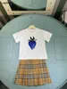 Popularna sukienka dla dziewcząt garnitury dla niemowląt dresy letni dzieci designerskie ubrania rozmiar 100-160 cm niebieski truskawkowy wzór drukujący i spódnica 24 kwietnia