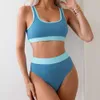 Swimwear femminile 2024 Nuovo costume da bagno diviso in bikini per bikini per piccole fossa colorato ad alta vita alta