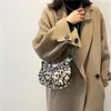 Bag leopard mönster kvinnor crossbody väskor mode mjuka plysch damer liten koppling handväskor handväskor söt kvinnlig axel underarm