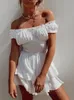 Kort ärmvit klänning för kvinnors sommarmode veckad miniklänning sexig axelbandslös klänning 240426