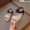 Sandalen Mädchen Neue Sandalen Fashion Kinder Prinzessin Schuh weicher Sohle Open Toe Beach Schuhe Dot Design frischer Farbschuh