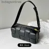 أكياس مصممة عتيقة لسيارة المعصم من Bottgs's Vents Underarm List Lock Handbag Bag Bag Bag Bag Bag Bag Bag وسادة جديدة للنساء مع الشعار الأصلي