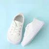 Sneaker Tenis Scarpe per bambini Autunno New Boy Sports Scarpe Solido colore Simple Scarpe per bambini Scarpe versatili Casual Day Day Indossare scarpe di tela Q240506