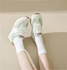 2024 Summer Populano leggero casual spessa scarpe green di suola versatili slip sport scarpe bianche gai