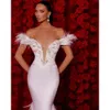 Koronkowe dekolt w stylu Wedding Eleganckie sukienki syrena ramię z koralikami pióra bez tylnego kresu niestandardowe marszczenia spludzkie suknie ślubne w rozmiarze vestidos de novia