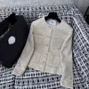 ファッションデザイナーの女性ジャケット2024早春、新しいエレガンス多様なスリムなルック複数のポケット付きゴールドワイアン丸い首の短い女性のための丸い首の短いコート