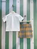 Fashion Girls Hobe cosits Baby Tracksuits Summer Kids Designer Vêtements Taille 100-160 cm T-shirt imprimé de motif de fraise bleu et jupe 24april