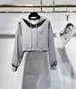 Дизайнер с двумя частями ранняя весна Новый Miu NANYOU GAODING CACAL SPOLTIONSE, энергичный и свободный, сплошной юбки с твердым цветом xwix xwix