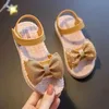 Sandálias Sapatos infantis sandálias de verão para meninas arco de arco não deslizamento versátil solado crianças sólidas coreanas sandálias de sapatos de princesa doce praia