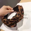 Stirnbänder Leopardenmuster Bow Boutique Damen Fabric Hair Accessoires Solid Color Contrast Knoten breites Kegel Stirnband Q240506
