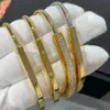 Luxurys Designer Men and Women Charm Bracelet Half Diamond Lock com pulseira de tijolos Micro-set de pulseiras brilhantes de personalidade