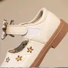 Sneakers 2024 Autumn New Girl Buty księżniczki Śliczne łuk pu skórzane buty solidne dla dzieci buty taneczne Q240506