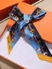 Bufanda de diseñador H Seda de alta calidad Bufanda de seda de seda seda sleta H Strip de tiras delgadas Mango de bolsas de cinta pequeña decorada con elementos de pony diadema de bufanda pequeña 5*86 cm