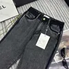 Stilista di moda jeans femminile 2024 all'inizio della primavera nuova versatile sottile lettera in rilievo a contrasto di contrasto micro corno jeans