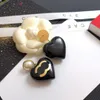 Boucles d'oreilles en forme de coeur noir de créateur exquis