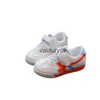 Sneakers Childrens lederen sportschoenen 2024 Spring Nieuwe Girls Low Top Velcro Board Koreaanse versie Boys Casual H240507