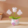Fleurs décoratives finies tricot une petite plante en pot