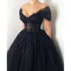 Off Gothic a Glamourory Line Schulter Brautkleider Brautkleider Perlen Applikationen Schnüren Rücken Land Schwarze Robe Mariage Ppliquen