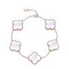 Bracelet à charme unique conçu pour les amoureux de l'herbe à quatre feuilles bracelet à cinq fleurs luxe rose fashion fille cadeau de la Saint-Valentin avec cleefly commun