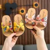 Slippista 2024 Slipisti per bambini ragazze che indossano pantofole al di fuori di simpatiche pannelli da spiaggia anti -slip a contrasto
