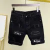 Heren shorts knop ritssluiting taille shorts modieuze heren denim shorts met gescheurde patch werkzakken knie lengte modieuze zomerstraat kledingl2405