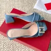 Carré Crystal Backle Mule Femmes Designer Sandales Blue Denim Mules Slide Slippers 4,5 cm Brock Talons Slip Chaussures Summer Beach Splipper Fashion Luxury Bijoux Sandale