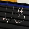 Als originele designer kettingen armbanden oorbellen roze hartbloem v letter hanger ketting mode sieraden luxe sets voor vrouwen