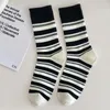 Vrouwelijke sokken modieuze en trendy wocks voor dames set zwart wit gestreepte minimalistische sportstijl gemiddelde lengte