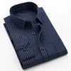 Koszulki męskie Koszulki Męskie Klasyczne solidne Solid Stripeed Podstawowe koszule Pojedyncza kieszonka Formalne biznesowe działalność standardowa biura koszulka społeczna D240507