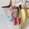 H-letter Love Bag Sheepskin Hand genaaid perzik hartvormige auto sleutelhanger achteruitkijk spiegel hanger vrouw