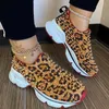 Chaussures de fitness Ins Autumn Brand Women Fashion Rivet Decorating Sneakers 2024 Magas de slip-on décontracté tenis féminino