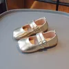 Meisjes Mary Janes smal band Gold Sliver Light Children Flat Shoes 26-36 Stijlvolle vierkante teen feest flexibele lente kinderen schoen 240506