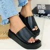 Slippers Summer2024 Brand Chaussures pour femmes mode Fonction épaisse Sole Pullor Toe Outwear Sandals décontractés en cuir