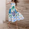 女性ドレスデザイナー夏の新しいノースリーブカラーレスハイウエストプリント色の摩耗大きなヘムハンギングストラップドレス