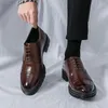 Lässige Schuhe 2024 Drei gemeinsame Leder -Männer dicke Sohlen erhöhte Gummi -Sohle -Geschäftsbüro Männlicher Kleid Lether