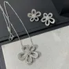 Designer Charm High Version Clover Necklace med stora blommor Solrosor Full Diamond Hollowed Out Colle Chain Chain Light Luxury and Wigh-End Design Smycken