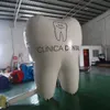 8mh (26 pieds) avec souffleur de ballon de dents gonflables sur un grand stand personnalisé avec logo personnalisé pour la publicité de dentiste, promotion