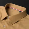 Chemises de robe masculine pour hommes Bamboo Fibre Solid Shirts sans porte de poche Collier intérieur confortable Shirt Long Long Slet D240507