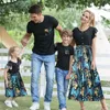 Familjmatchande kläder 2024 Familj Look Ruffled ärm Mother Daughter Matchande klänningar Flower Mommy and Me kläder Father son Cotton T-shirts outfits D240507