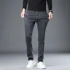 Jeans masculins printemps d'été Soft Stretch Denim Jeans régulier Classic Fashion Black Grey Slim pantalon Male Little Ft Denim Pantalon Y240507