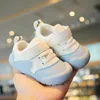 Baby Walking Shoes menino e menina solas macias Antiskid Childrens Sneaker Mesh Acessórios respiráveis 240415